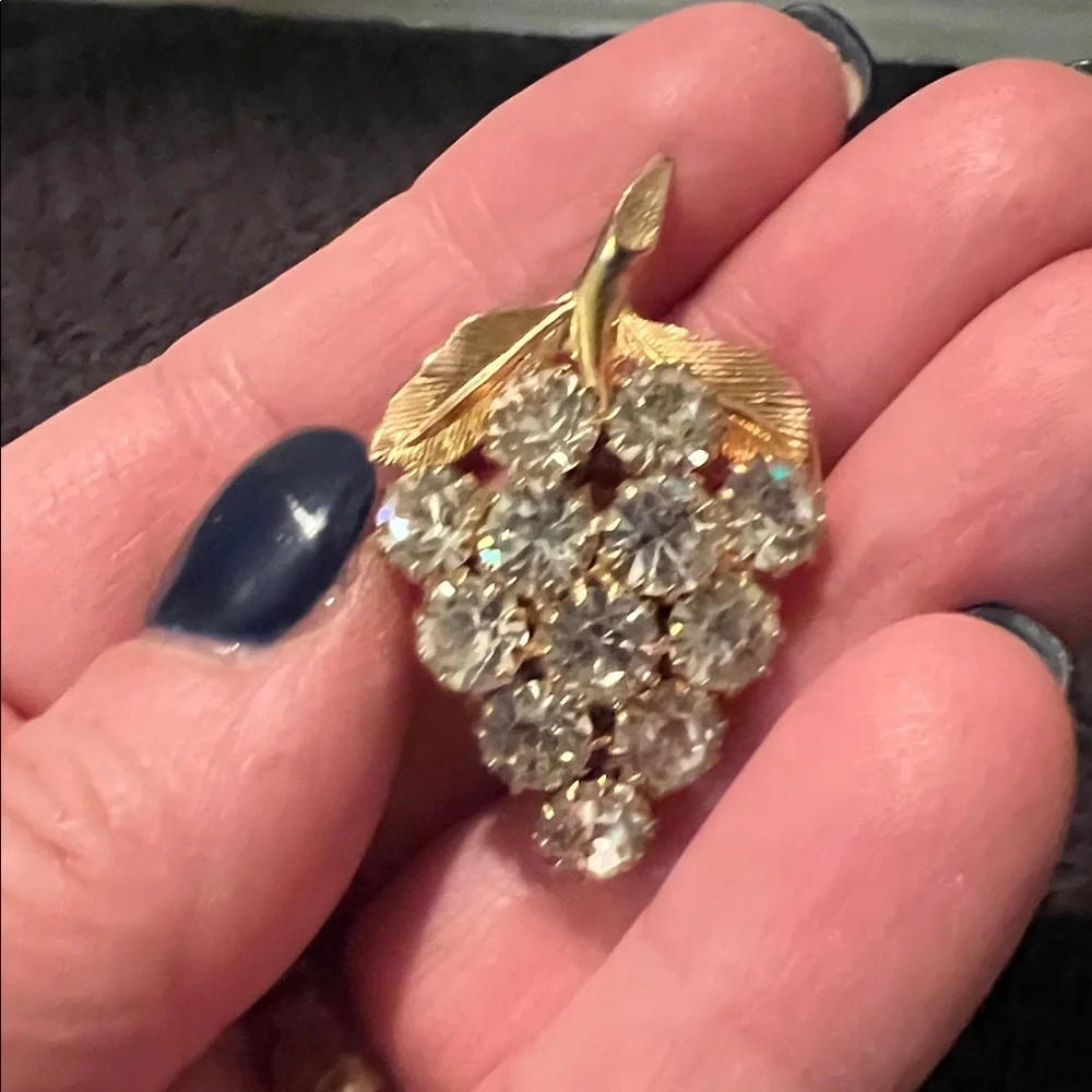 VINTAGE JEWELRY - 1960s Grapes White Rhinestone Crystal Gold Plated Brooch Pin